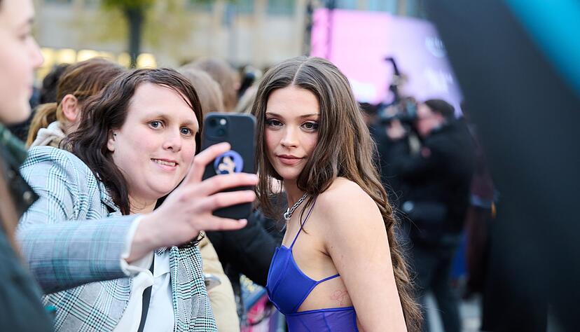 Harriet Herbig-Matten macht in Berlin Selfies mit Fans.