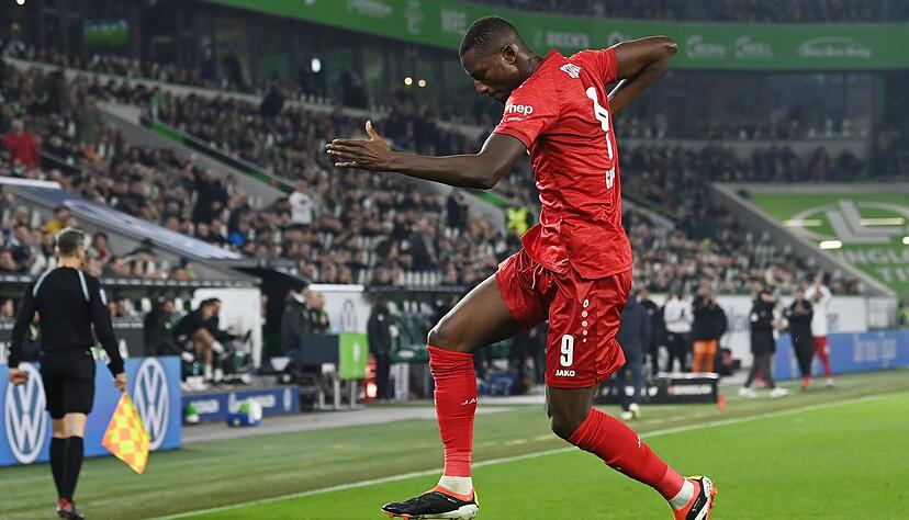 Stuttgarts Serhou Guirassy jubelt nach einem Tor.