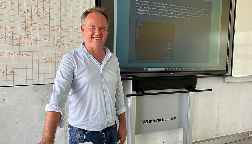 Lehrer am bayrischer KI-Vorzeigeschule Oskar-Maria-Graf-Gymnasium in Neufahrn: Peter Sander. Lehrer am bayrischer KI-Vorzeigeschule Oskar-Maria-Graf-Gymnasium in Neufahrn: Peter Sander.