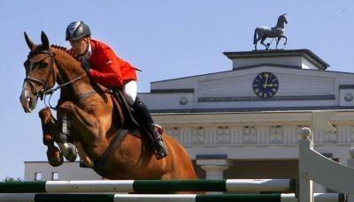 Ren&eacute; Tebbel &uuml;berspringt mit Farina ein Hindernis in Redefin.