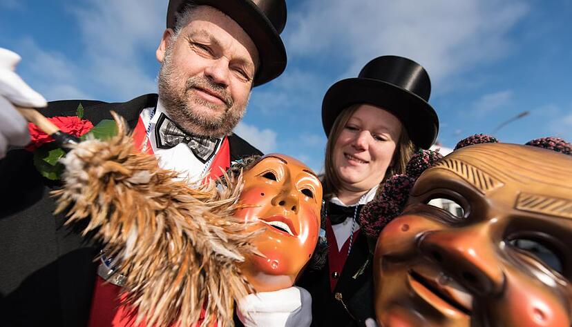 Markus Stegmann und Bärbel Noel von der Narrenzunft Schwenningen stauben in Villingen-Schwenningen die Schemen (Fastnachtsmaske) der Narrenfiguren "Schwenninger Hansel" (l) und der Moosmulle (r) ab. Mit dem Abstauben der Schemen am Dreikönigstags beginnt in Baden-Württemberg die Fastnacht. Foto: