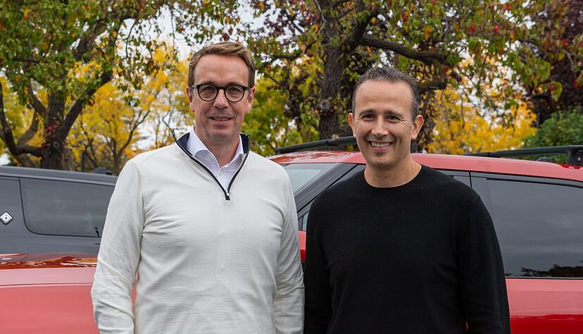 Carsten Helbing (l) und Wassym Bensaid f&uuml;hren das Gemeinschaftsunternehmen von VW und Rivian.