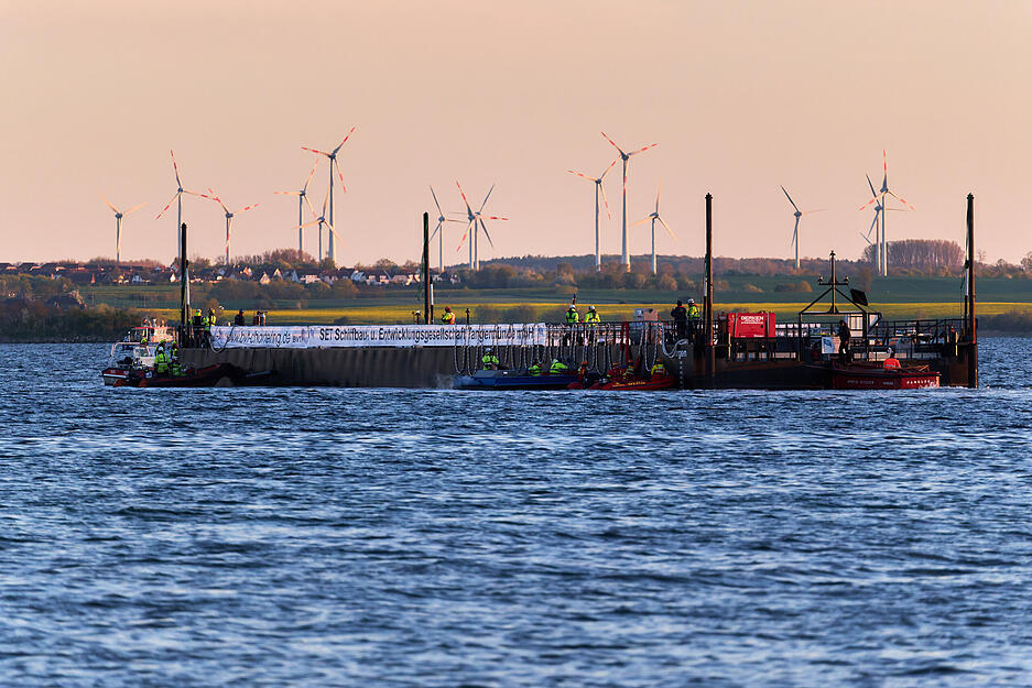 Die Barge wurde von mehreren Booten Richtung Wismarbucht geschleppt, wo sie dann von einem anderen Schlepper &uuml;bernommen wurde.