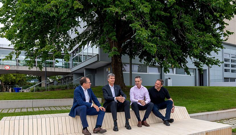 Nehmen Platz auf den neuen Möbeln (von links) in der Grünen Mitte: Frank Berkenhoff, Oliver Lenzen, Jochen Köber und Joachim Benz.
Foto: Mario Berger