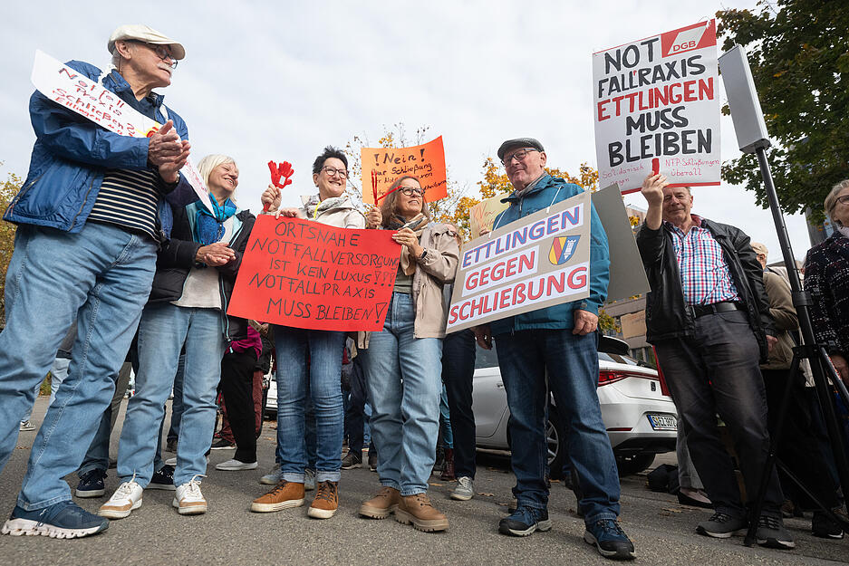 Menschen aus vermutlich bedrohten Städten und Gemeinden im Zuge der Neuordnung der Notfallpraxen in Baden-Württemberg nehmen vor dem Sitz der Kassenärztlichen Vereinigung Baden-Württemberg (KVBW) an einer Demonstration teil.