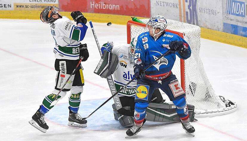 Wohin springt die Scheibe? Falken-Stürmer Aron Reisz (rechts) und Steelers-Verteidiger Benjamin Hüfner (links) am 17. Januar 2021 vor dem von Jimmy Hertel gehüteten Bietigheimer Tor. Wohin springt die Scheibe? Falken-Stürmer Aron Reisz (rechts) und Steelers-Verteidiger Benjamin Hüfner (links) am 17. Januar 2021 vor dem von Jimmy Hertel gehüteten Bietigheimer Tor.