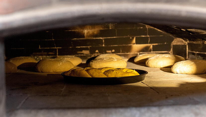 Ein schneller Blick in den Ofen, der eine Temperatur von 210 Grad erreicht hat: der Hefezopf und die Laibe gehen gut auf und nehmen Farbe an. Ein schneller Blick in den Ofen, der eine Temperatur von 210 Grad erreicht hat: der Hefezopf und die Laibe gehen gut auf und nehmen Farbe an.