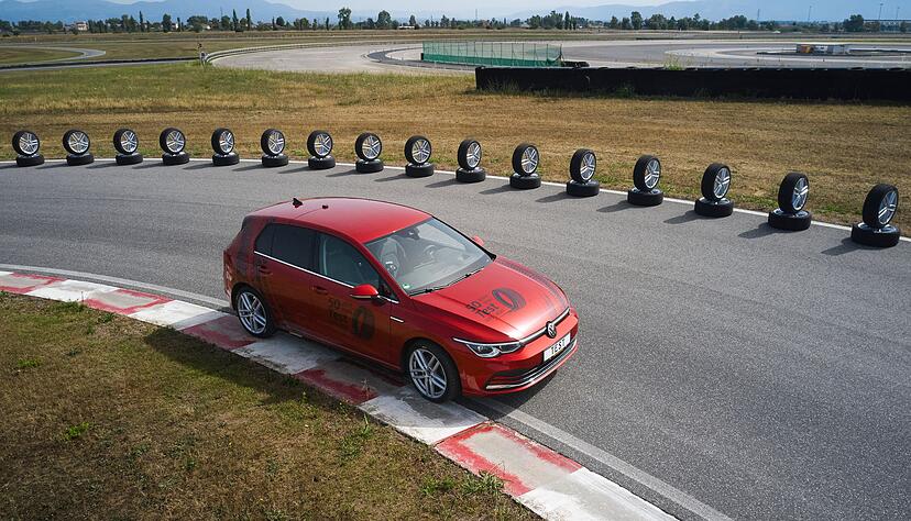 ADAC-Test: Nur die H&auml;lfe der 16 gepr&uuml;ften Ganzjahresreifen sind empfehlenswert.