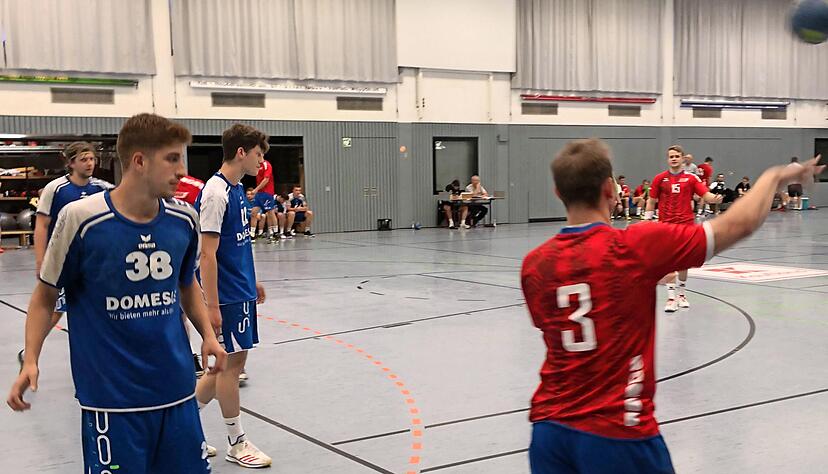 Zwei Teams, die sich gut kennen: Der TSB Horkheim (in rot) und der TSV Weinsberg. Beide Mannschaften waren nach dem Testspiel in der Stauwehrhalle zufrieden. 
Foto: Andreas &Ouml;hlschl&auml;ger