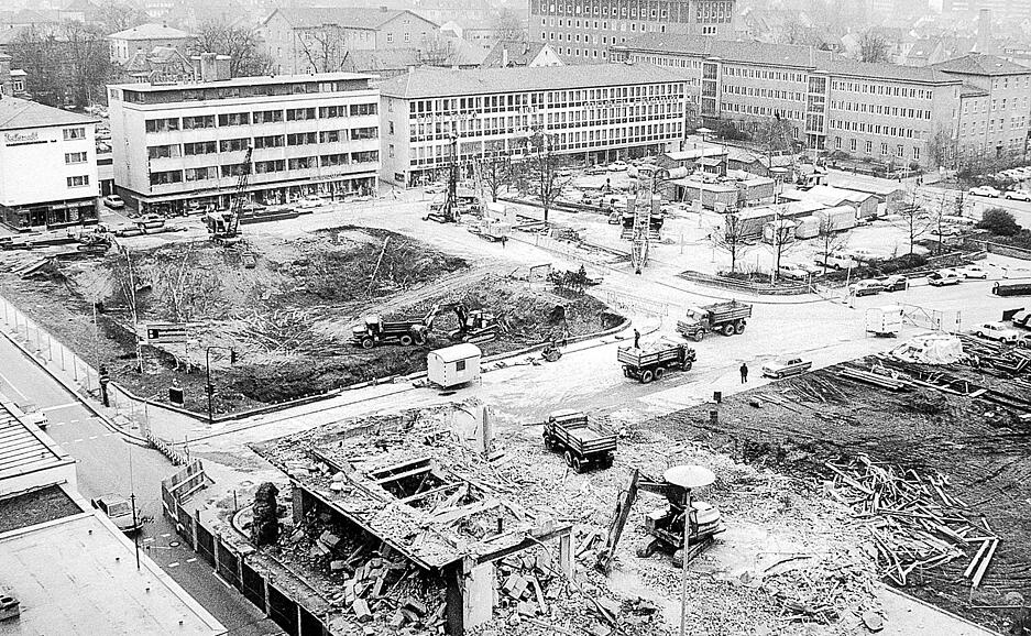 1974: Blick auf die Baustelle des Einkaufszentrums am Wollhausplatz. Im Hintergrund rechts die Gebäude des Heilbronner Amts- und Landgerichts.