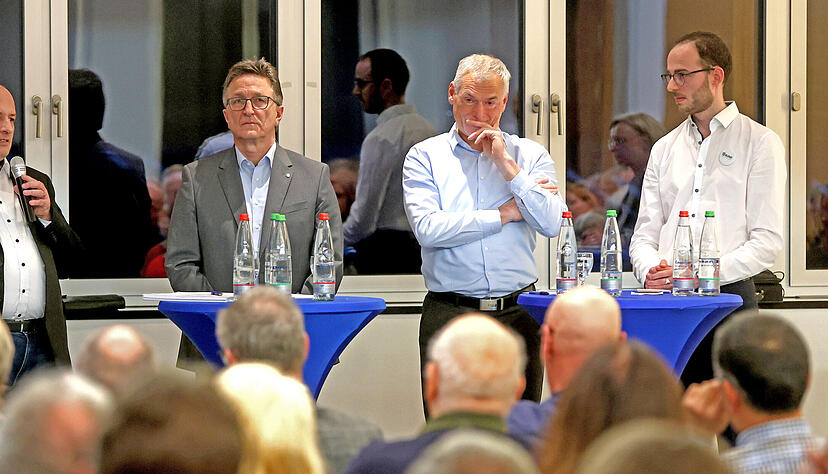 Christoph Canne (von links), Volker Schiek, Franc Schütz und Yassin Cherid stellten sich vielen Fragen rund ums neue Energieprojekt.