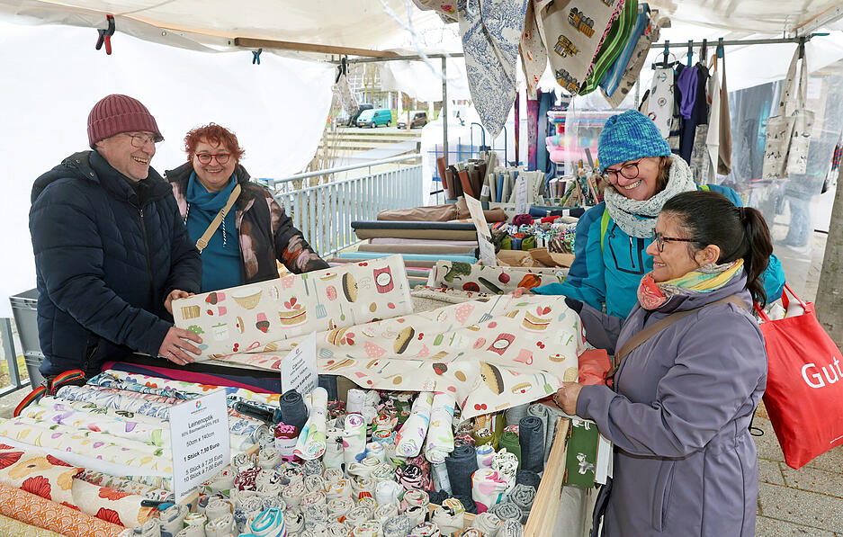 An verschiedenen St&auml;nden gibt es eine gro&szlig;e Auswahl an Mode- und Bekleidungsstoffen.