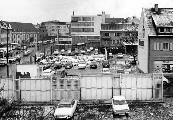 Januar 1965: Von der Fleiner Straße bis zur Schöntaler Gasse, hier im Vordergrund, erstreckt sich das Gelände, welches der Horten-Kaufhaus-Konzern überbauen will. Mehrere Häuser müssen dafür weichen. Links im Bild ist das Deutschhofareal sichtbar.