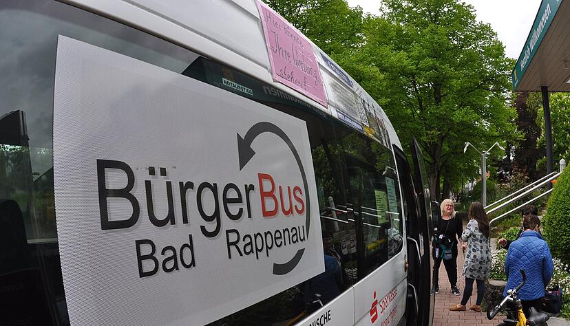 Auffällig beklebt: An der Start- und Ziel-Haltestelle vor der Salinenklinik im Kurgebiet ist der Bürgerbus kaum zu übersehen. Er dreht mittwochs und samstags seine Runden.
Fotos: Steffan Maurhoff