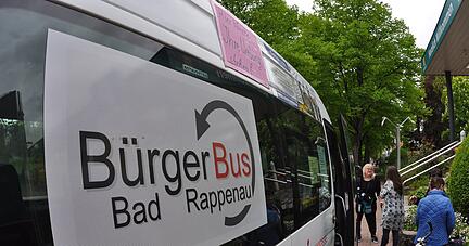Auffällig beklebt: An der Start- und Ziel-Haltestelle vor der Salinenklinik im Kurgebiet ist der Bürgerbus kaum zu übersehen. Er dreht mittwochs und samstags seine Runden.
Fotos: Steffan Maurhoff Auffällig beklebt: An der Start- und Ziel-Haltestelle vor der Salinenklinik im Kurgebiet ist der Bürgerbus kaum zu übersehen. Er dreht mittwochs und samstags seine Runden.
Fotos: Steffan Maurhoff