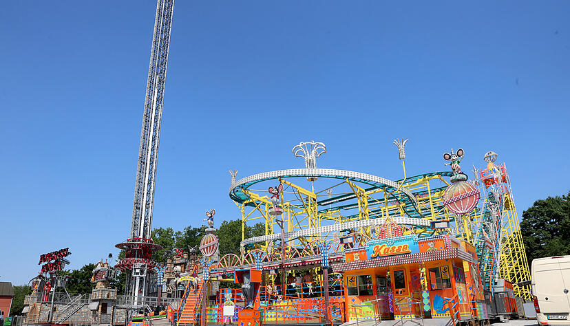 Auf der Theresienwiese in Heilbronn laufen die Aufbauarbeiten fürs Volksfest auf Hochtouren.
