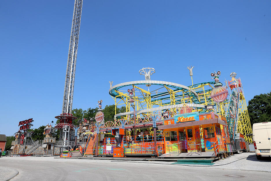 Auf der Theresienwiese in Heilbronn laufen die Aufbauarbeiten fürs Volksfest auf Hochtouren.