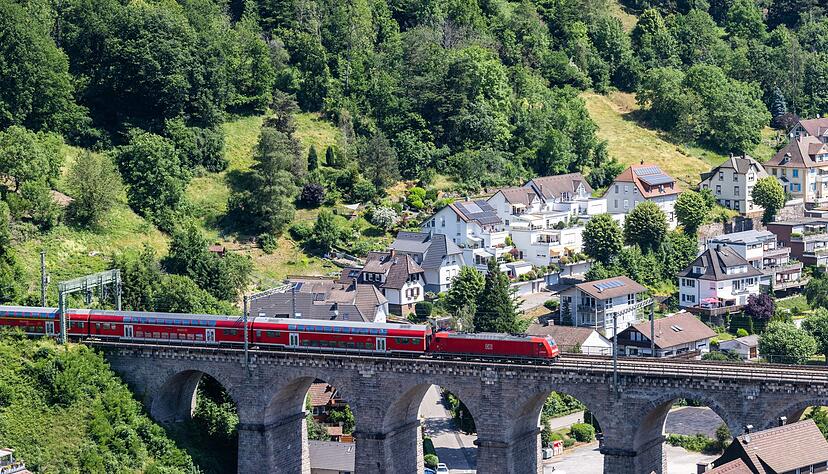 Auf der Schwarzwaldbahn zwischen Karlsruhe und Konstanz wird wieder gebaut. (Archivbild) Auf der Schwarzwaldbahn zwischen Karlsruhe und Konstanz wird wieder gebaut. (Archivbild)