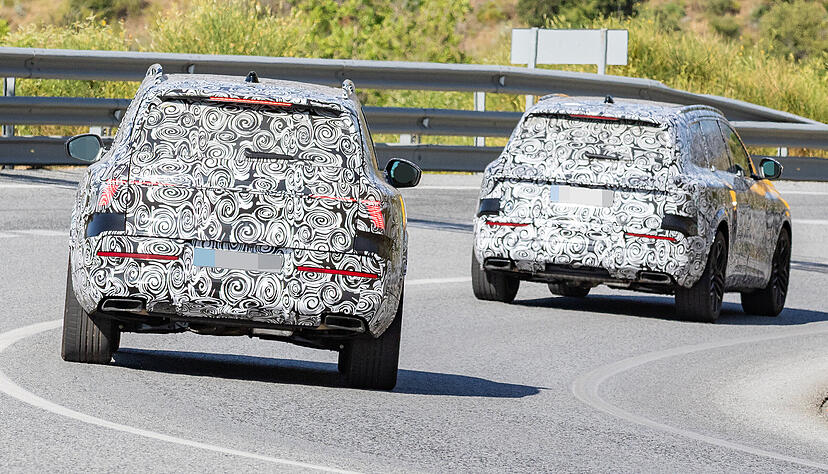 Noch stark getarnt: Vorne f&auml;hrt der n&auml;chste Q7, dahinter der neue Q9. Neben der Positionierung des Kennzeichens lassen sich die beiden Modelle auch an der unterschiedlichen Anbringung der Dachreling erkennen.