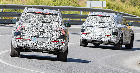 Noch stark getarnt: Vorne f&auml;hrt der n&auml;chste Q7, dahinter der neue Q9. Neben der Positionierung des Kennzeichens lassen sich die beiden Modelle auch an der unterschiedlichen Anbringung der Dachreling erkennen.