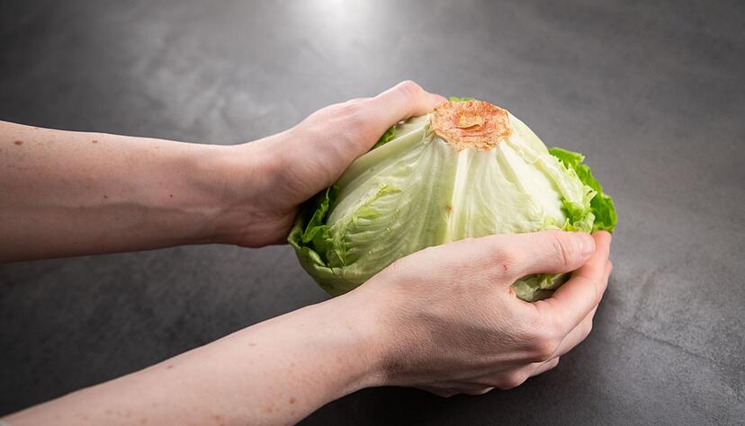 Kein m&uuml;hsames Schneiden: Ein einfacher Trick soll das Putzen von Kopfsalat erleichtern.