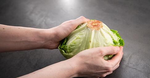 Kein m&uuml;hsames Schneiden: Ein einfacher Trick soll das Putzen von Kopfsalat erleichtern.