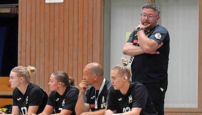 Sport-Union-Trainer Thomas Zeitz (stehend) sah in Dortmund Licht und Schatten. Seine taktischen Umstellungen funktionierten zwar, konnten das Ausscheiden aber nicht verhindern. Sport-Union-Trainer Thomas Zeitz (stehend) sah in Dortmund Licht und Schatten. Seine taktischen Umstellungen funktionierten zwar, konnten das Ausscheiden aber nicht verhindern.
