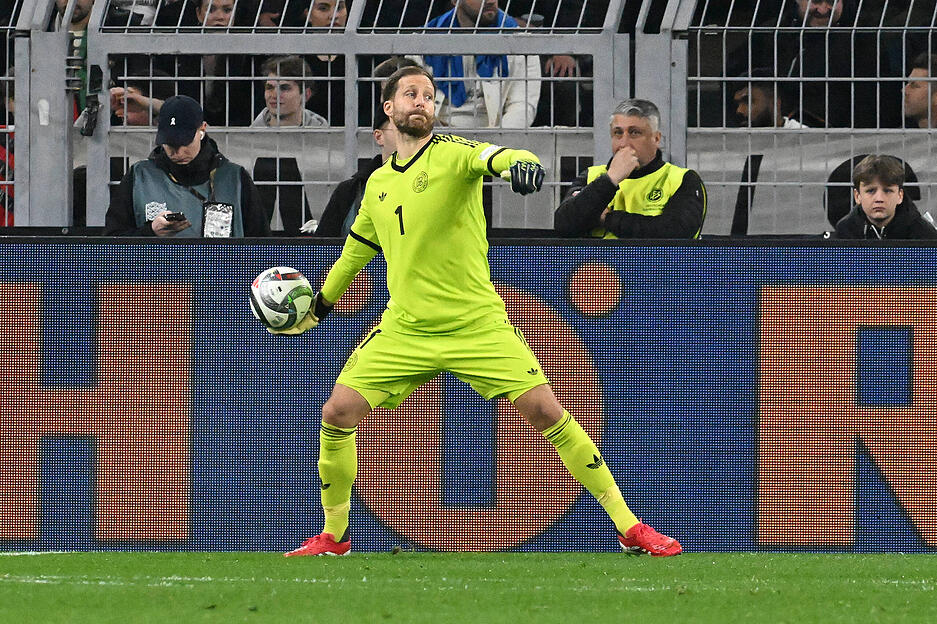 Oliver Baumann: „Jede Rolle, die ich bekommen habe, die habe ich bisher akzeptiert“, sagte die DFB-Nummer eins vorher. In Italien war er mit zwei starken Paraden der heimliche Matchwinner, im Rückspiel hatte er quasi nichts zu tun, war bei den Toren der Italiener machtlos. Note 3