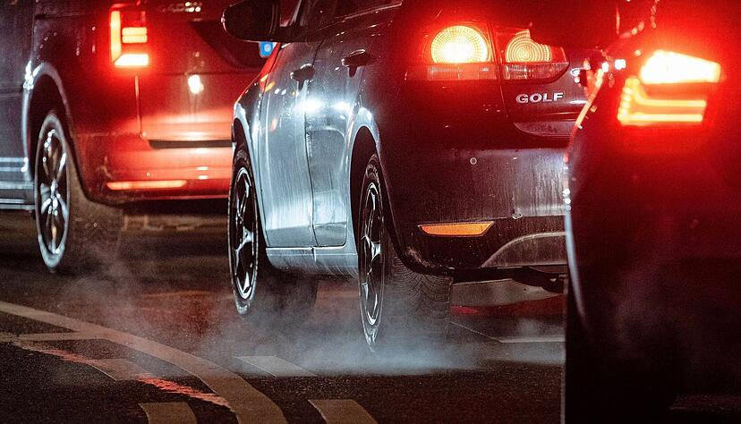 Die Diskussion um die Zukunft der Verbrenner-Autos wird in Deutschland sehr emotional gef&uuml;hrt.