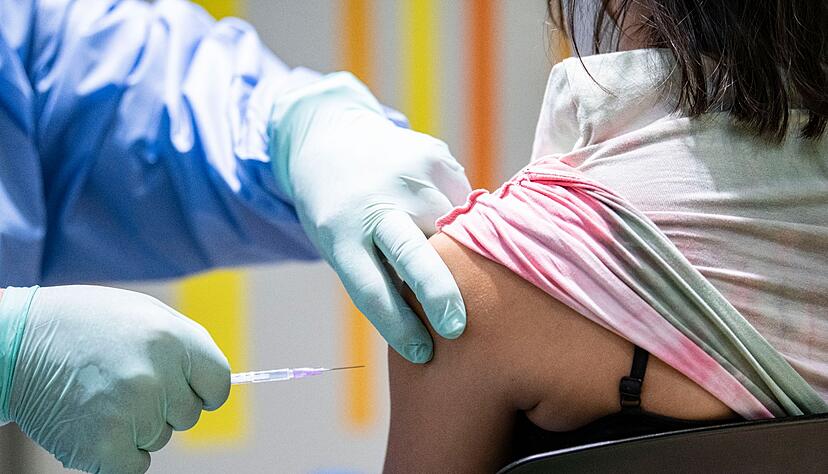 Eine Frau wird im Impfzentrum Berlin-Tegel gegen das Coronavirus geimpft.