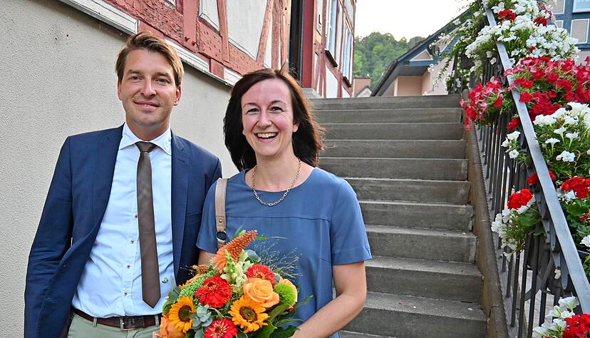 Niedernhalls wiedergewählter Bürgermeister Achim Beck feiert am Tag seiner Vereidigung und Verpflichtung auch den sechsten Hochzeitstag mit seiner Frau Ina. 
Foto: Katrin Draskovits