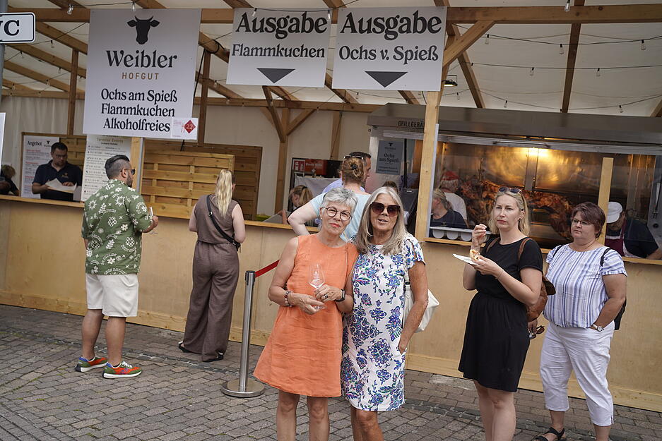 Gute Stimmung herrschte am Samstag beim Hohenloher Weindorf in der Öhringer Innenstadt. Gute Stimmung herrschte am Samstag beim Hohenloher Weindorf in der Öhringer Innenstadt.
