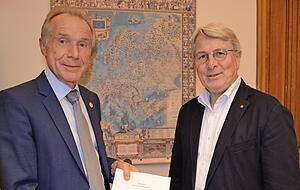 Projektpartner bei der Weinzeit im Schloss: Bürgermeister Rolf Kieser (links) und Unternehmer Wolfgang Scheidtweiler.
Foto: Thomas Dorn Projektpartner bei der Weinzeit im Schloss: Bürgermeister Rolf Kieser (links) und Unternehmer Wolfgang Scheidtweiler.
Foto: Thomas Dorn