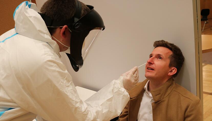 Bürgermeister Stefan Neumann unterzieht sich am Mittwochabend selbst einem Corona-Schnelltest und findet ihn gar nicht schlimm. Geht es nach Neumann, wird Künzelsau bald Corona-Modellstadt. Foto: Rößler