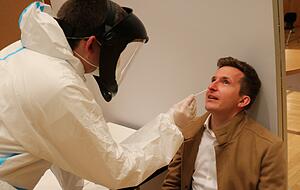 Bürgermeister Stefan Neumann unterzieht sich am Mittwochabend selbst einem Corona-Schnelltest und findet ihn gar nicht schlimm. Geht es nach Neumann, wird Künzelsau bald Corona-Modellstadt.
Fotos: Armin Rößler Bürgermeister Stefan Neumann unterzieht sich am Mittwochabend selbst einem Corona-Schnelltest und findet ihn gar nicht schlimm. Geht es nach Neumann, wird Künzelsau bald Corona-Modellstadt.
Fotos: Armin Rößler