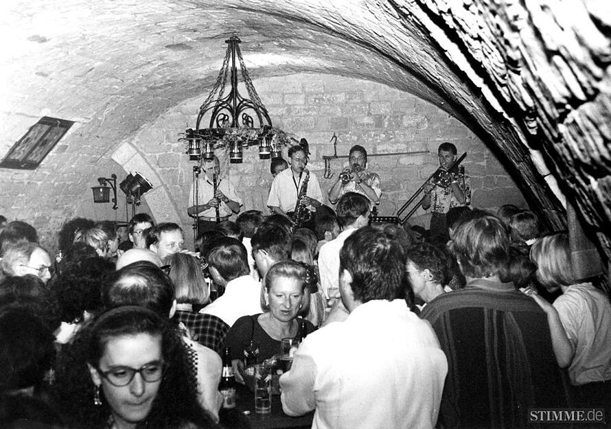 1996: Vor dicht gedr&auml;ngten Besuchern spielt die Jazz-Band aus Heilbronn im Eppinger Ahnenkeller.