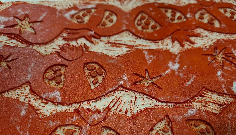 Detailansicht eines Linolschnitts: Zuerst wird das Motiv in die Linoleumplatte geritzt, dann die Farbe mit einer Gummiwalze aufgetragen und anschließend die Tomaten auf Stoff oder Papier gedruckt. Detailansicht eines Linolschnitts: Zuerst wird das Motiv in die Linoleumplatte geritzt, dann die Farbe mit einer Gummiwalze aufgetragen und anschließend die Tomaten auf Stoff oder Papier gedruckt.