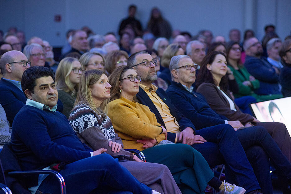 Fast 500 Besucher lauschen dem Stimme-Wahlcheck mit Cem-&Ouml;zdemir.