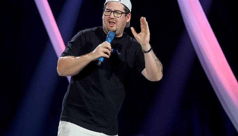 &bdquo;Ihr lacht zwischendurch an Stellen, die sind gar keine Stellen&ldquo;: Comedian Chris Tall unterh&auml;lt 2400 Fans am Donnerstagabend in Heilbronn &ndash; und geht immer wieder auf Zwischenrufer ein.