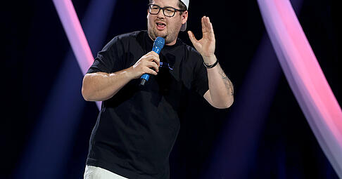 &bdquo;Ihr lacht zwischendurch an Stellen, die sind gar keine Stellen&ldquo;: Comedian Chris Tall unterh&auml;lt 2400 Fans am Donnerstagabend in Heilbronn &ndash; und geht immer wieder auf Zwischenrufer ein.