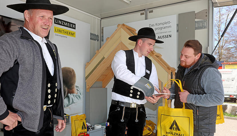 Max Zipperlein zeigt Angebote des Holzbaubetriebs.
