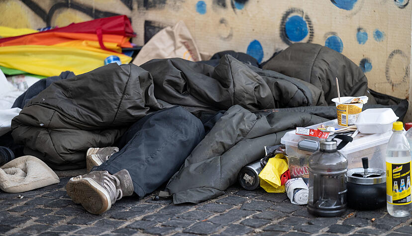 Obdachlose wohnen auf der Straße. Bei Unwetter brauchen sie dringend einen trockenen Unterschlupf. Obdachlose wohnen auf der Straße. Bei Unwetter brauchen sie dringend einen trockenen Unterschlupf.