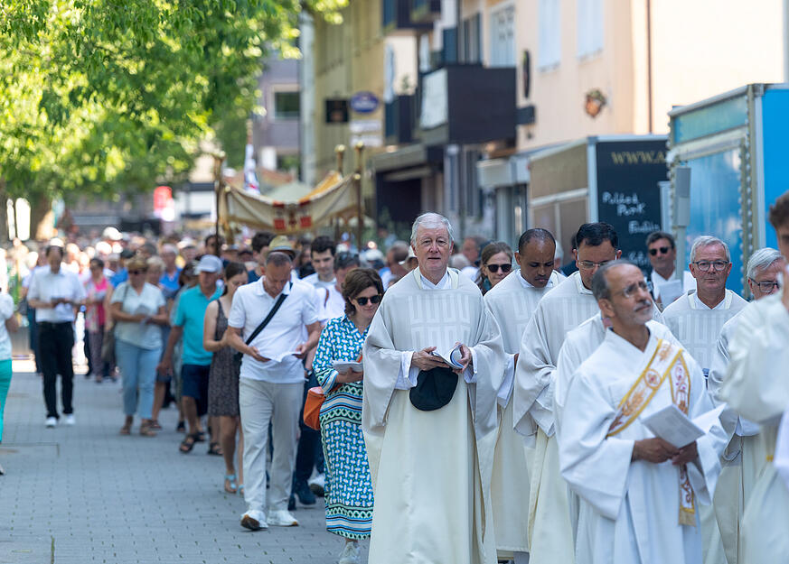 Die Prozession führte durch die Innenstadt über das Gelände, auf welchem nur Stunden später das mehrtägige Lichterfest startet. Die Prozession führte durch die Innenstadt über das Gelände, auf welchem nur Stunden später das mehrtägige Lichterfest startet.