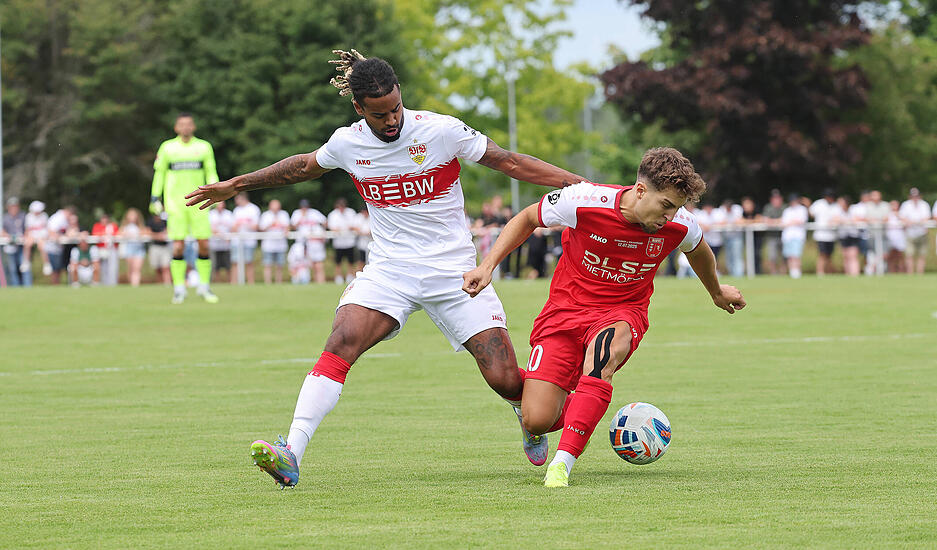 Neuzugang Lorenz Assignon startete beim VfB Stuttgart von Beginn an.