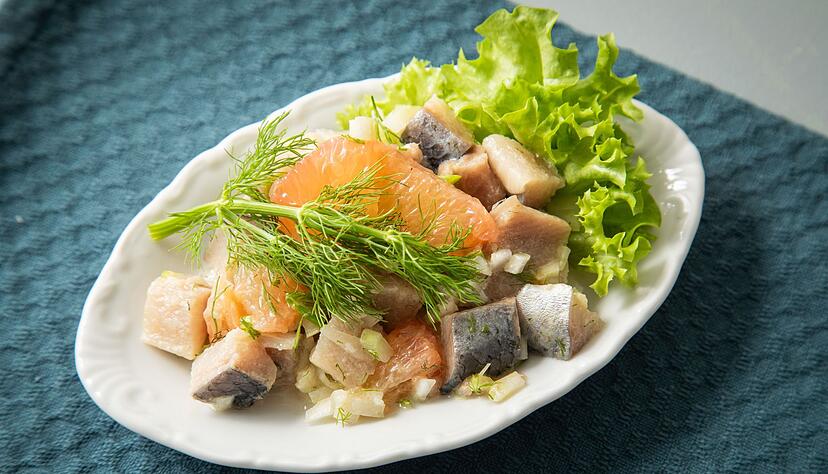Nicht nur leicht, sondern auch richtig fruchtig wird der Heringssalat von Chefkoch Markus Sorg mit einer Vinaigrette aus Fenchel und Grapefruitsaft. Nicht nur leicht, sondern auch richtig fruchtig wird der Heringssalat von Chefkoch Markus Sorg mit einer Vinaigrette aus Fenchel und Grapefruitsaft.