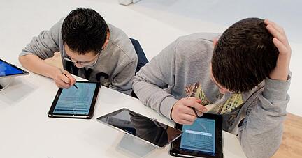 ARCHIV - ILLUSTRATION - Sch&uuml;ler lernen am 24.02.2015 mit Tablet-Computern in einem digitalen Klassenzimmer am Messestand von Samsung bei der Bildungsmesse didacta in der Messe Hannover (Niedersachsen). Auch in Schleswig-Holstein nutzen Sch&uuml;ler zunehmend digitale Medien. Foto: Julian Stratenschulte/dpa (zu dpa &laquo;Bildungsministerin informiert &uuml;ber Digitaltechnik an Schulen&raquo; von 02.08.2016) +++(c) dpa - Bildfunk+++ | Verwendung weltweit