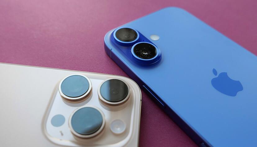 Wer Pro kauft, bekommt drei Kameras, ohne Pro gibt es zwei. Räumliche Aufnahmen für Apples Computerbrille Vision Pro kann man mit beiden Varianten des iPhone 16 machen. Wer Pro kauft, bekommt drei Kameras, ohne Pro gibt es zwei. Räumliche Aufnahmen für Apples Computerbrille Vision Pro kann man mit beiden Varianten des iPhone 16 machen.