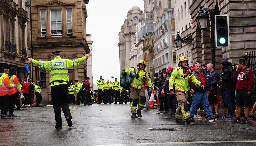 Polizei und Rettungskr&auml;fte in der Water Street.