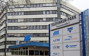 Zwei der sieben Unternehmen auf dem Firmenschild des Heilbronner Telefunkenparks sind inzwischen vom Markt verschwunden. Foto: Andreas Veigel