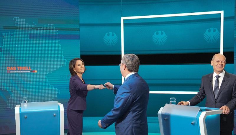 Die Kanzlerkandidaten Armin Laschet (mitte, CDU), Annalena Baerbock (l., Bündnis 90/Die Grünen) und Olaf Scholz (SPD) begrüßen sich vor der Sendung im Fernseh-Studio in Berlin-Adlershof. Die Kanzlerkandidaten Armin Laschet (mitte, CDU), Annalena Baerbock (l., Bündnis 90/Die Grünen) und Olaf Scholz (SPD) begrüßen sich vor der Sendung im Fernseh-Studio in Berlin-Adlershof.